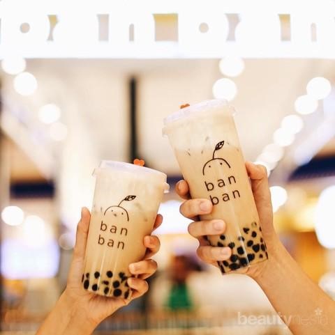 Two Ban Ban bubble tea drinks being shared
